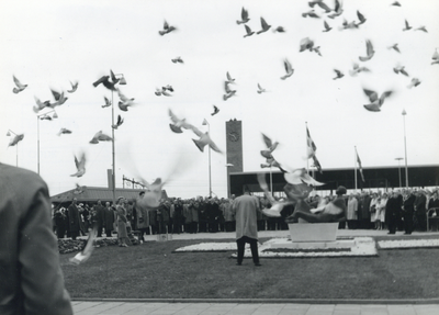 171114 Afbeelding van het loslaten van duiven bij de beeldengroep op het voorplein tijdens de opening van het nieuwe ...